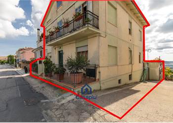 CASA SINGOLA CON GARAGE E LABORATORIO