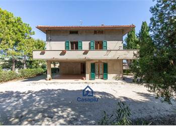 Tipico Casale con Vista Mare a Montelupone !