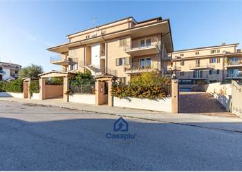 Montecosaro appartamento di recente costruzione con giardino