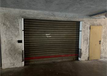 Box auto in zona semi-centrale