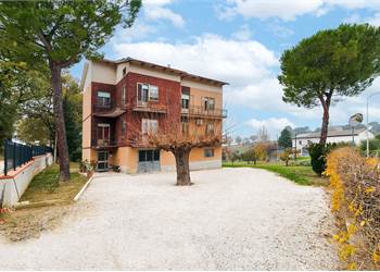 INTERO STABILE CON DUE APPARTAMENTI CORTE E AMPI GARAGE