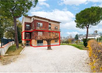 APPARTAMENTO 1° PIANO – Abitabile con grande garage