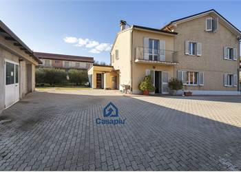 Casa di campagna con laboratorio e garage  a Falerone